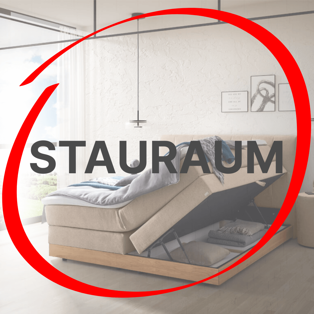 Aufschrift Stauraum in rotem Kreis und Stauraumbett im Hintergrund